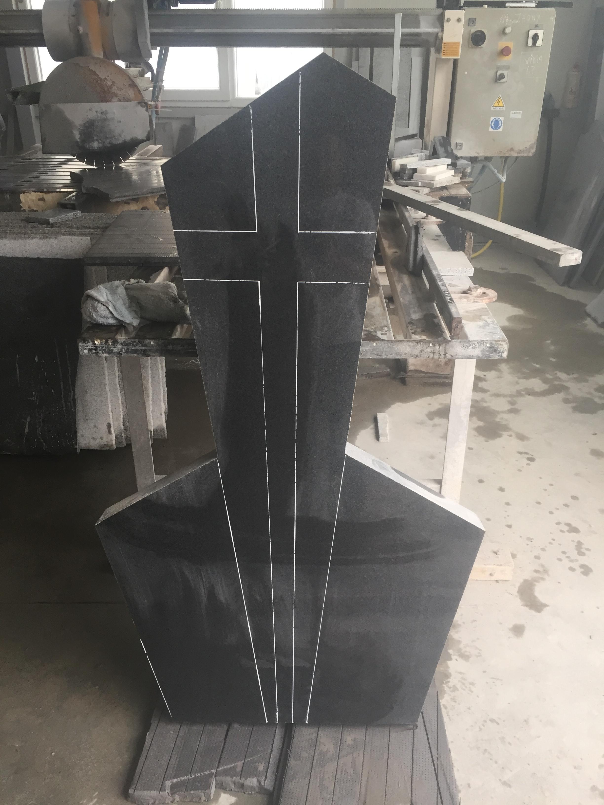 cruce granit gri inchis